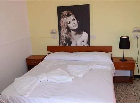 Hollywood Nuova Gestione 2026 2* Riccione