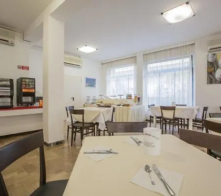 Hotel Hollywood Convenzionato Aquafan Hotel 2*