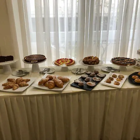 Hollywood מלון 2*