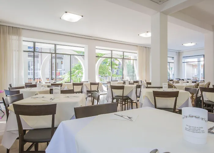 Отель Hollywood Риччоне