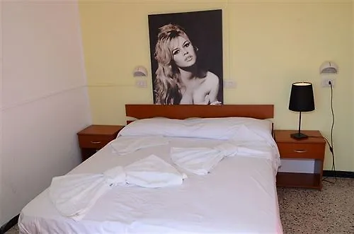Hotel Hollywood Nuova Gestione 2026 2* Riccione